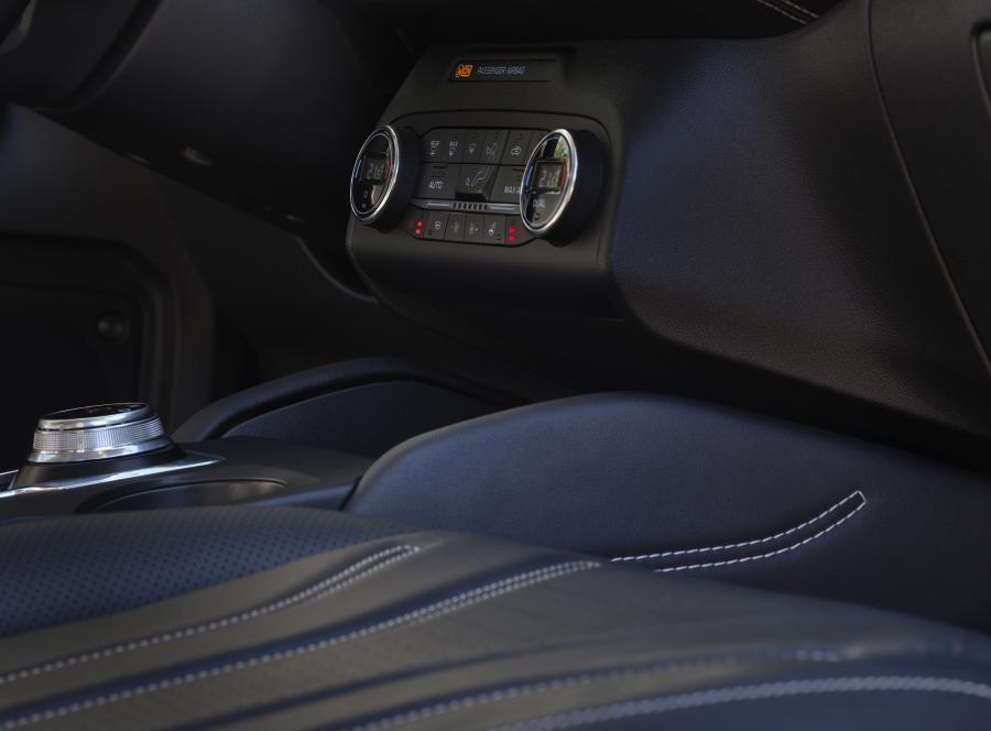 Детали интерьера Ford Kuga Titanium EcoBlue 2020 года  (фото 3 из 7)